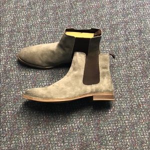 Chelsea boots in grey